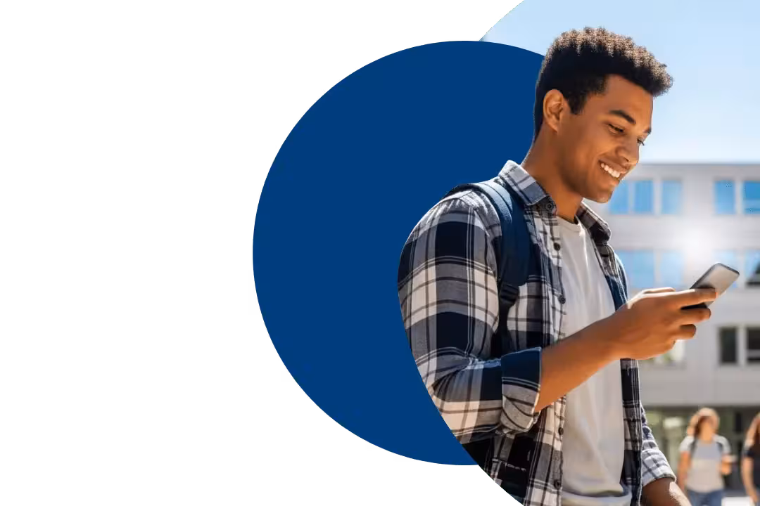 Estudante universitário com mochila usando o aplicativo IniPort no celular