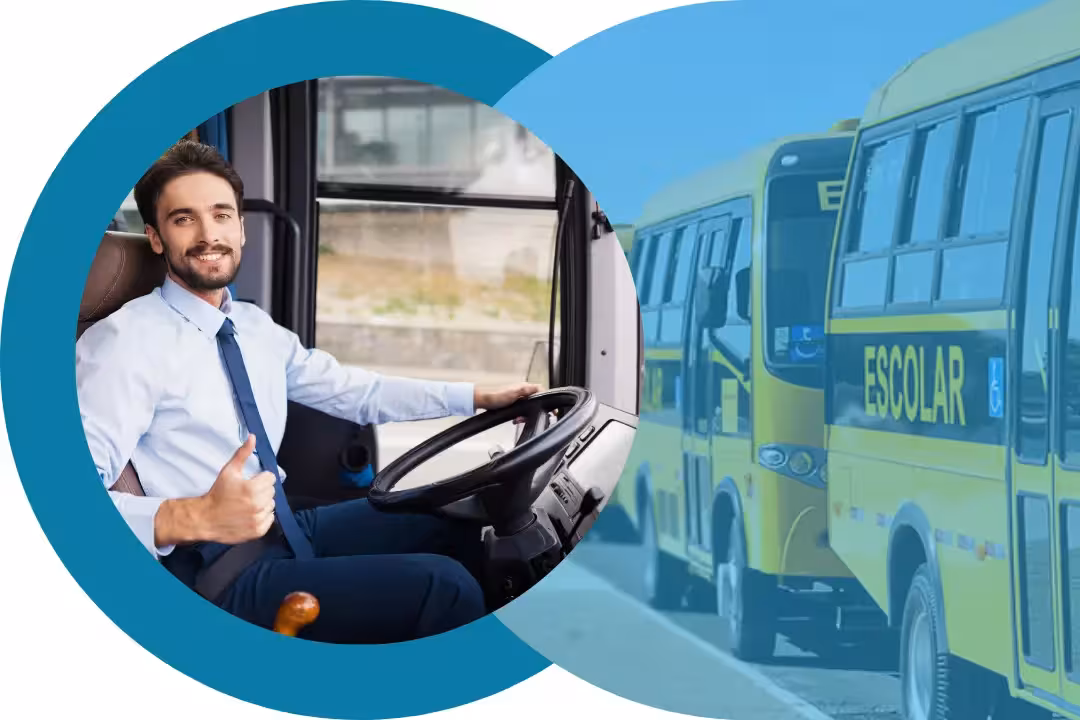 Motorista de transporte universitário usando o aplicativo IniPort no volante